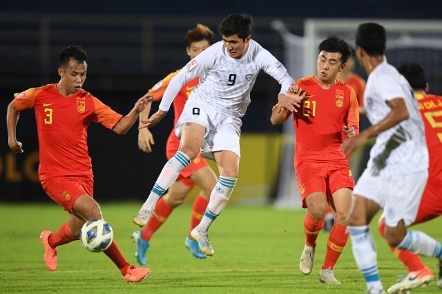 1632897579232053178.jpg 20个月前的奥运会预选赛,亚赫希博耶夫遭遇中国队球员防守.jpg