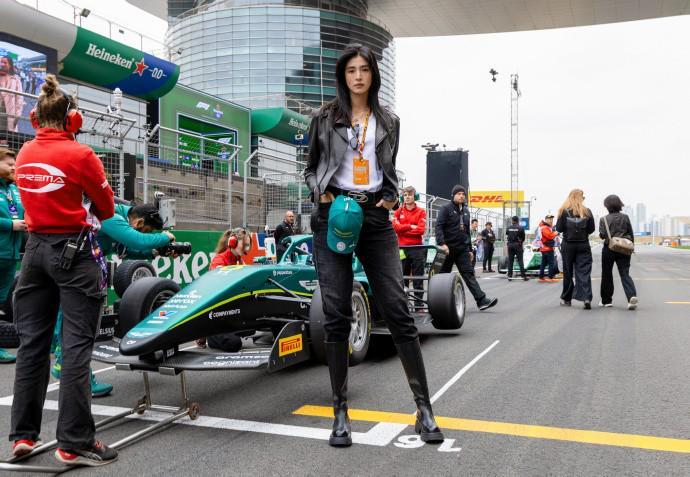 世界杯客户端更新说明-赵丽娜走进F1现场，与库特哈德、维伦纽夫畅聊退役生活